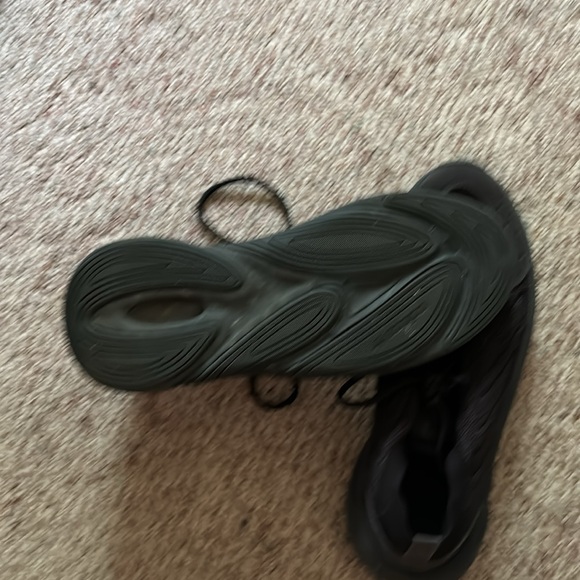 Mens black athletic shoe size 9 good condition. - Picture 3 of 3